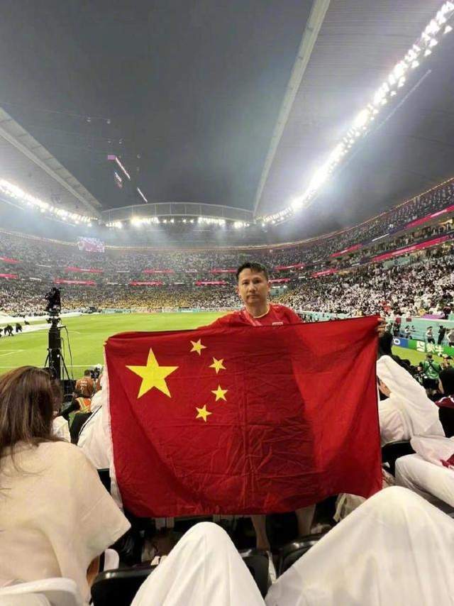 退钱哥在世界杯赛场举国旗引热议！网友：大写的尴尬！