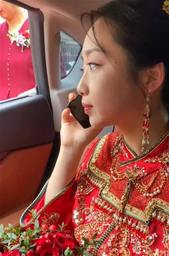 新娘坐婚车内仍在谈业务：发掘一个客户不容易，像是抽空结了个婚