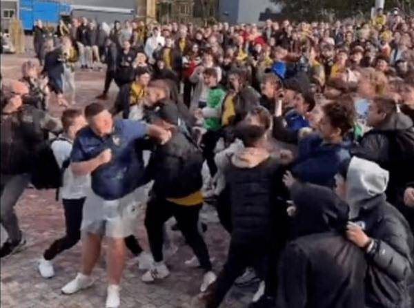 澳大利亚球迷看完比赛后发生斗殴：法国球迷被围攻，警方介入调查