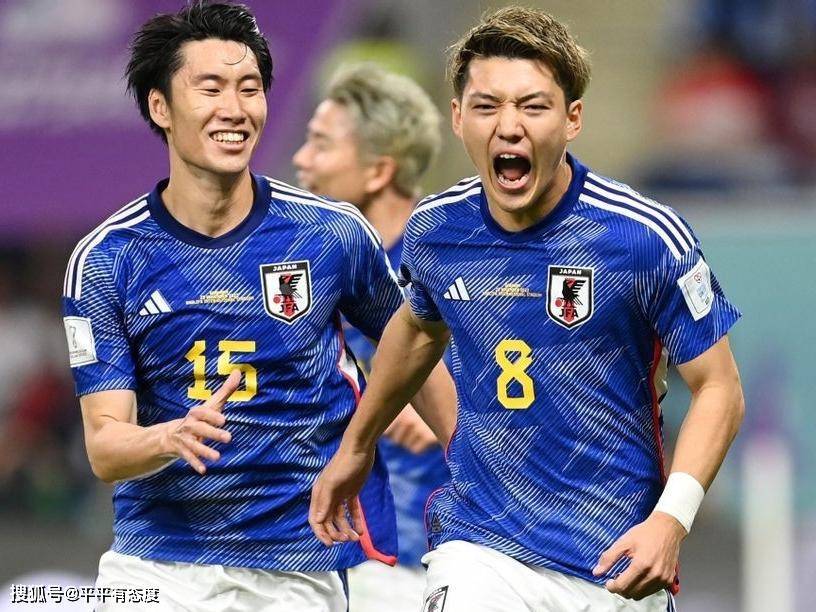 日本取胜后，球迷清理看台垃圾，刻意为之，掩盖野心和内心自私