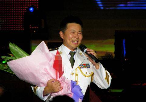 歌坛孝子阎维文、王宏伟，一个视母比天大，一个反哺守寡48年母亲