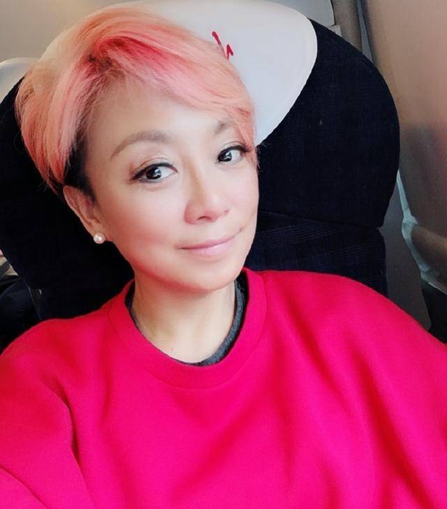原创59岁启笛嫁老外24年，坚持不改中国身份，还要求混血儿女说中国话