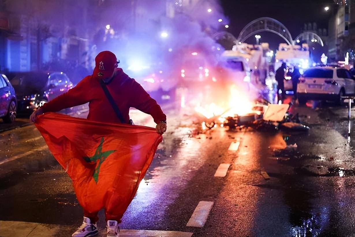 比利时对摩洛哥比赛结束后，球迷掀翻汽车并纵火引发世界杯骚乱