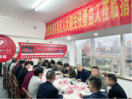 座谈会中,韭菜园街道办事处主任何芳,韭菜园街道党工委副书记刘慰