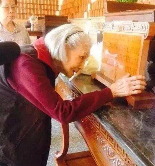 梦境中的呼唤，解析梦到过世的老公奶奶叫我去拿点香灰来吃的深层含义