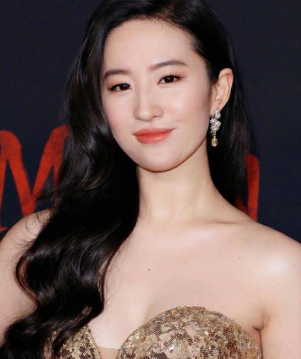 刘亦菲为电影也是拼了!穿深v裙身材太撩人,没想到如此