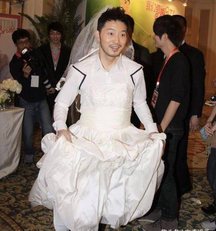 原创胡可晒与沙溢十年前后结婚照对比，最美好的婚姻，就是嫁给爱情！