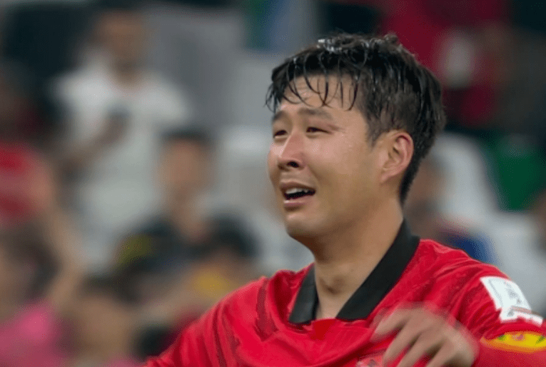 太不甘心了！乌拉圭球员赛后围攻裁判，场面一片混乱，苏亚雷斯泪流满面