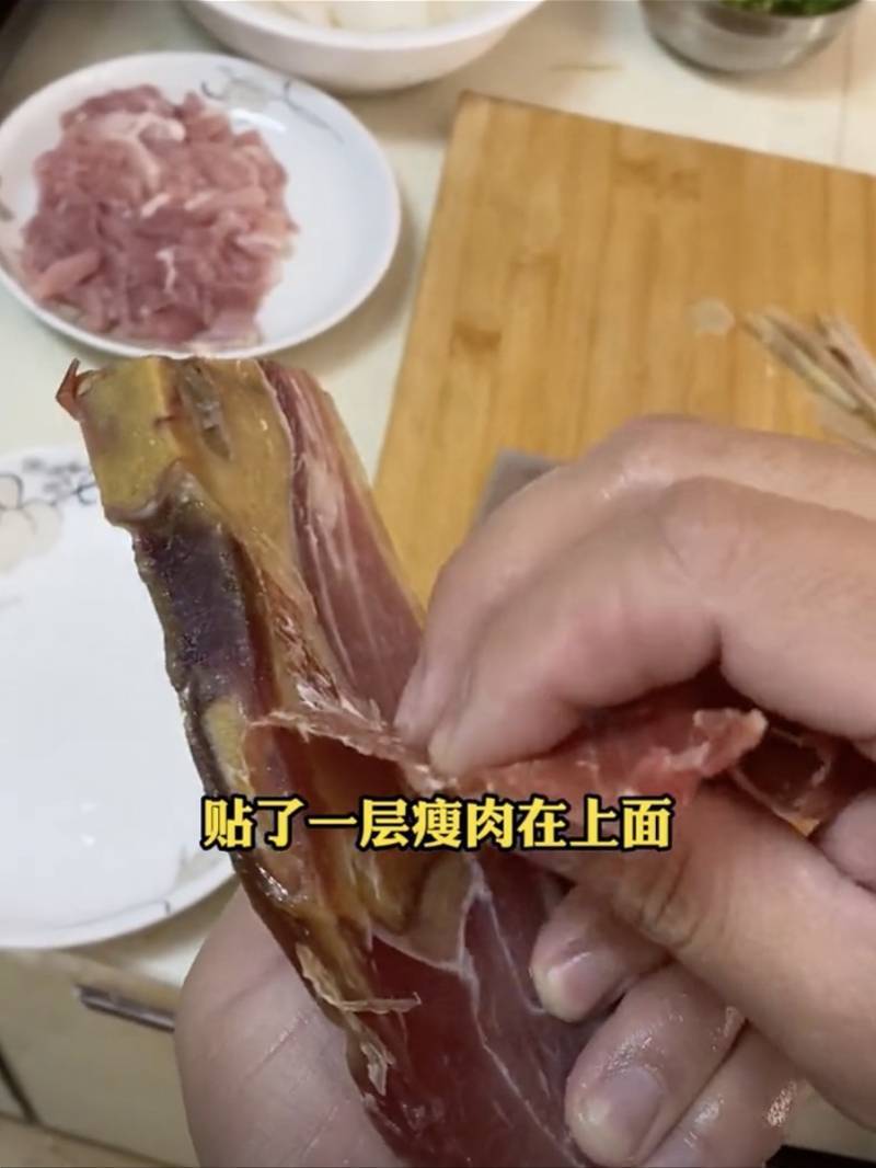 沃尔玛回应火腿“贴了一层瘦肉里面全是骨头”：系行业做法