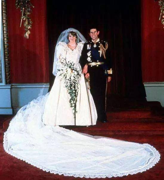 梅根婚纱价值86万，历届英国皇室新娘婚纱“battle”到底谁赢了？