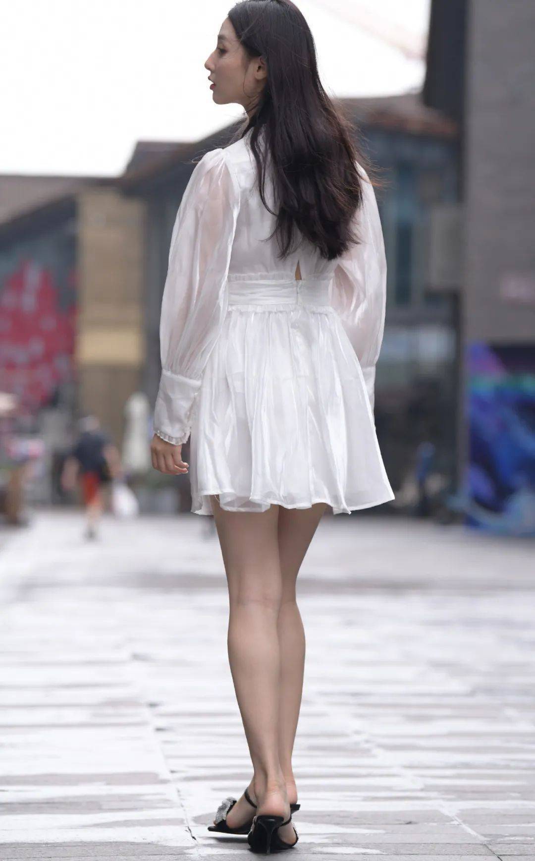 文雅洋气的白色裙子，搭配新潮高跟拖鞋，显得很淑女