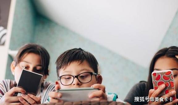 华为学生用的手机2015
:小学生手机，被妈妈用擀面杖暴揍：错误的教育比玩手机更可怕