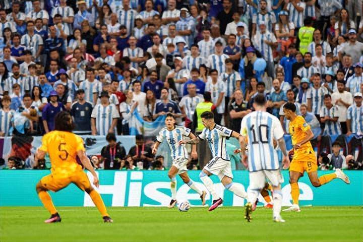 梅西传射，阿根廷6比5战胜荷兰进入4强，裁判明显向着荷兰