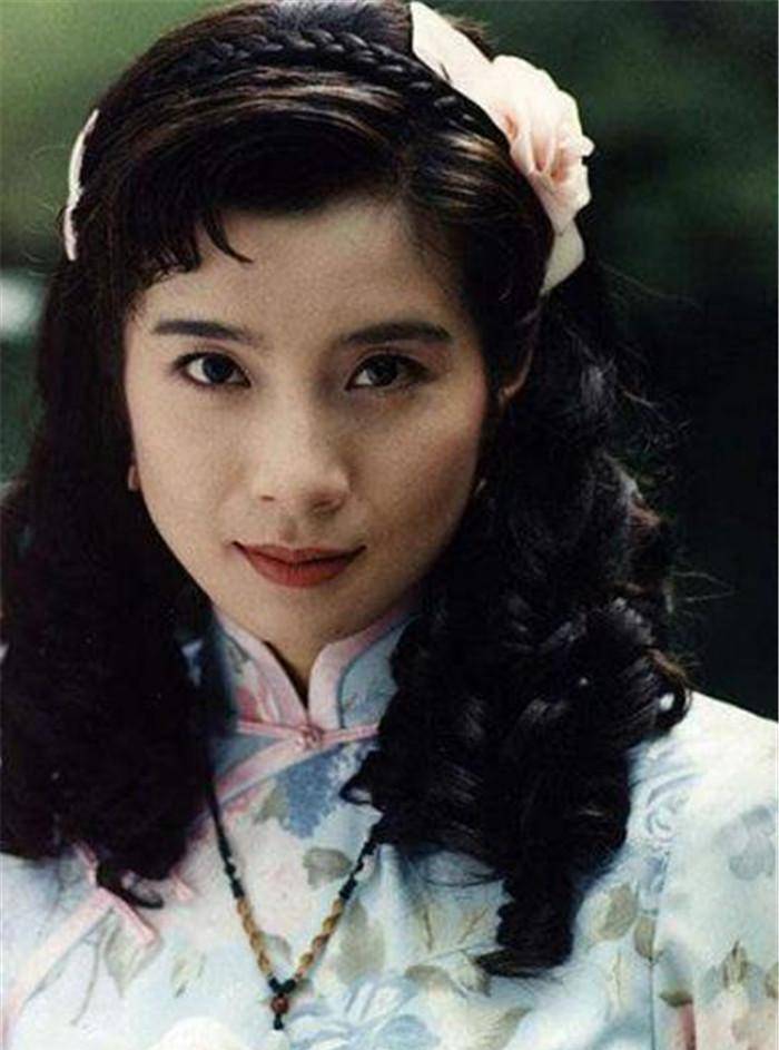 在过着什么样子的生活，其实岳翎从出道之时，就拥有着非常不错的资源。