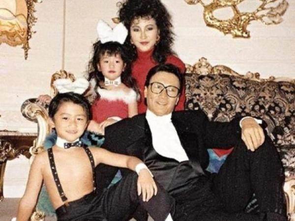 爷孙恋终告吹,谢贤亲口承认分手,感叹没人爱比死还惨像坐牢_谢霆锋