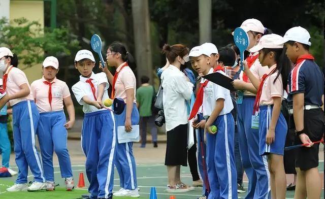 校长带“发霉面包”看望受伤学生？学校回应意外得到网友支持VR彩票(图1)