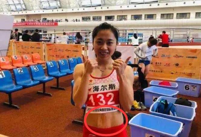 葛曼棋现在每一次比赛前后,外界都可以发现她的小腹上有一个纹身贴