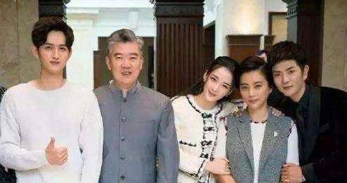 57岁李玲玉霸气走秀，网友曲呼玉兔成精，与混血儿子同框似姐弟