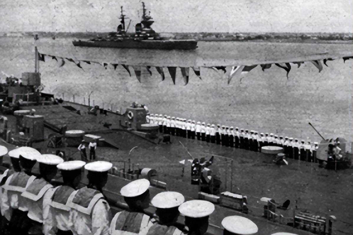 1956年苏联海军拜候中国上海，五天的特殊演习，兄弟会见、情深似海