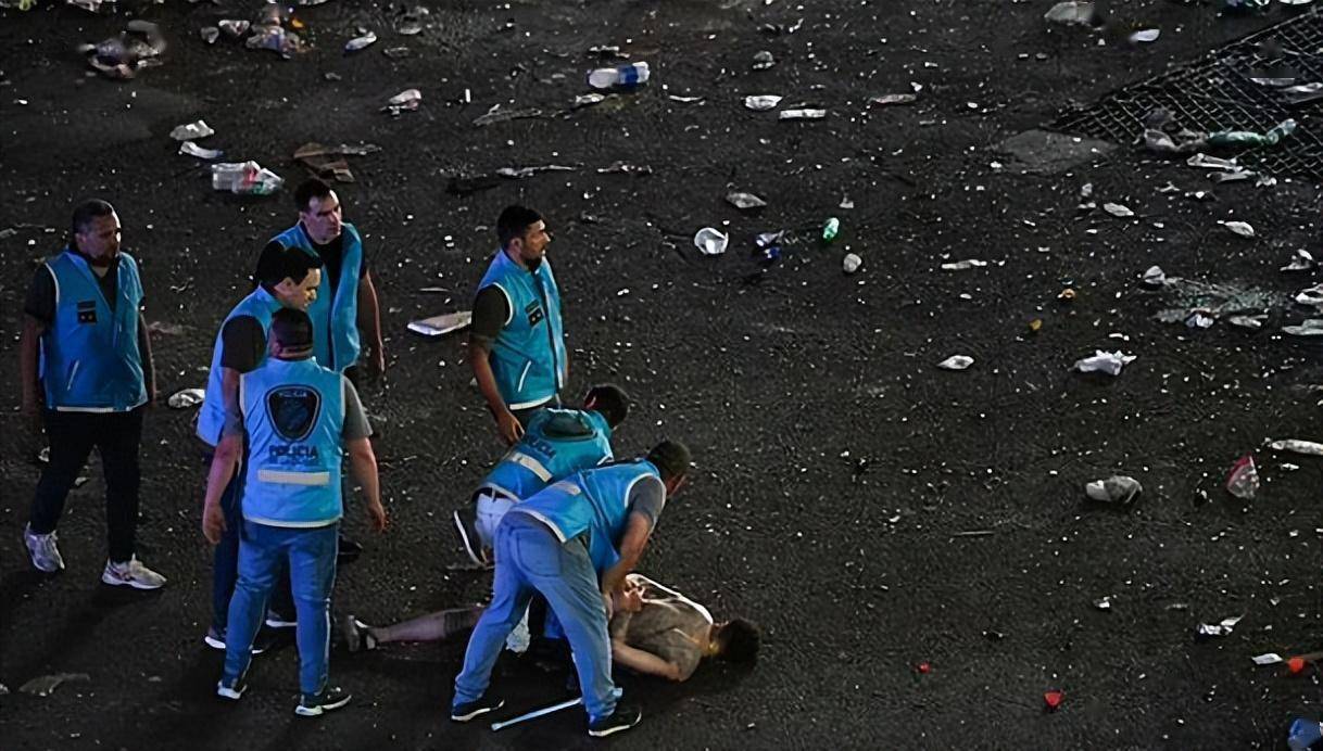 乐极生悲！阿根廷冠军游行1死1昏迷，画面曝光：球迷头部着地