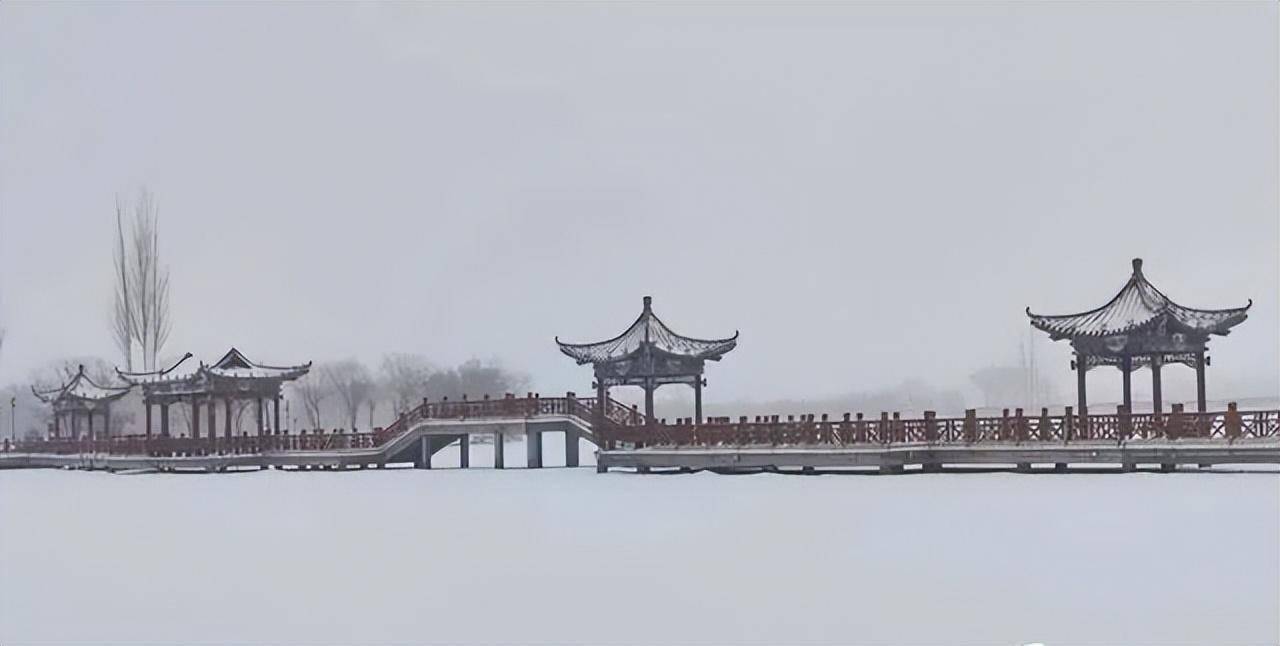 旷望祁连尚晴雪，千里冰雪醒酒泉。