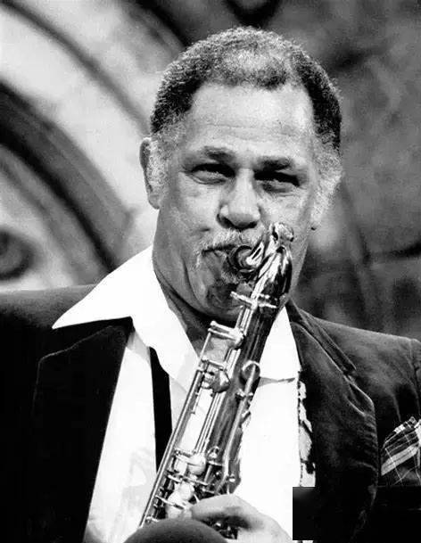 ���ڽ���Ƭ��ò��ٺں�Բ��