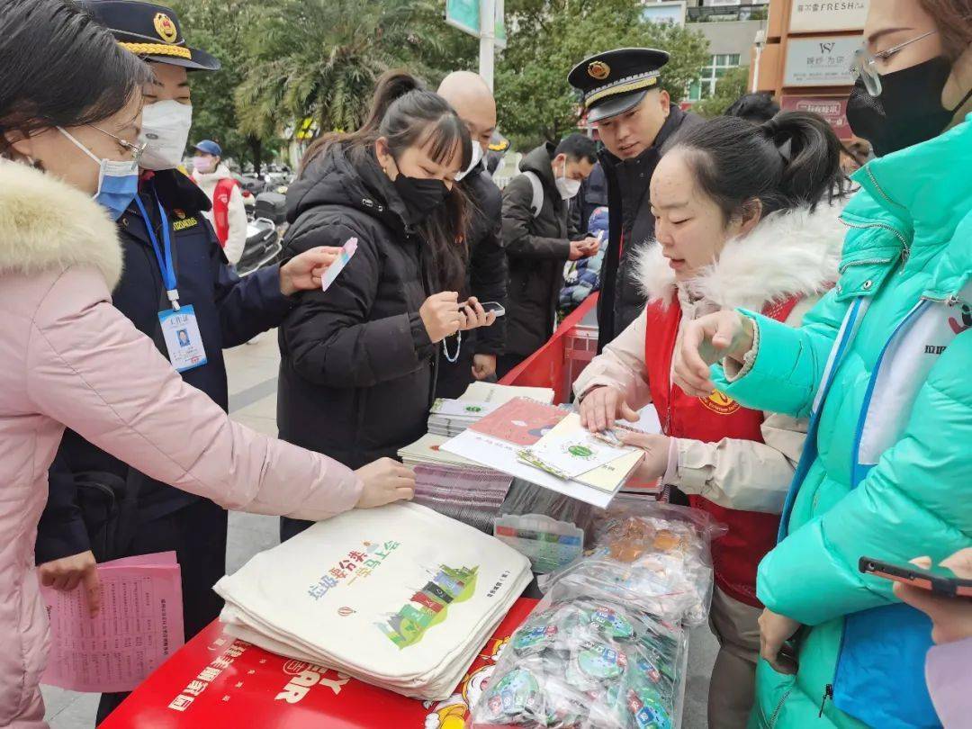 【“十县百乡”创建】城管进社区，延伸办事便民为民