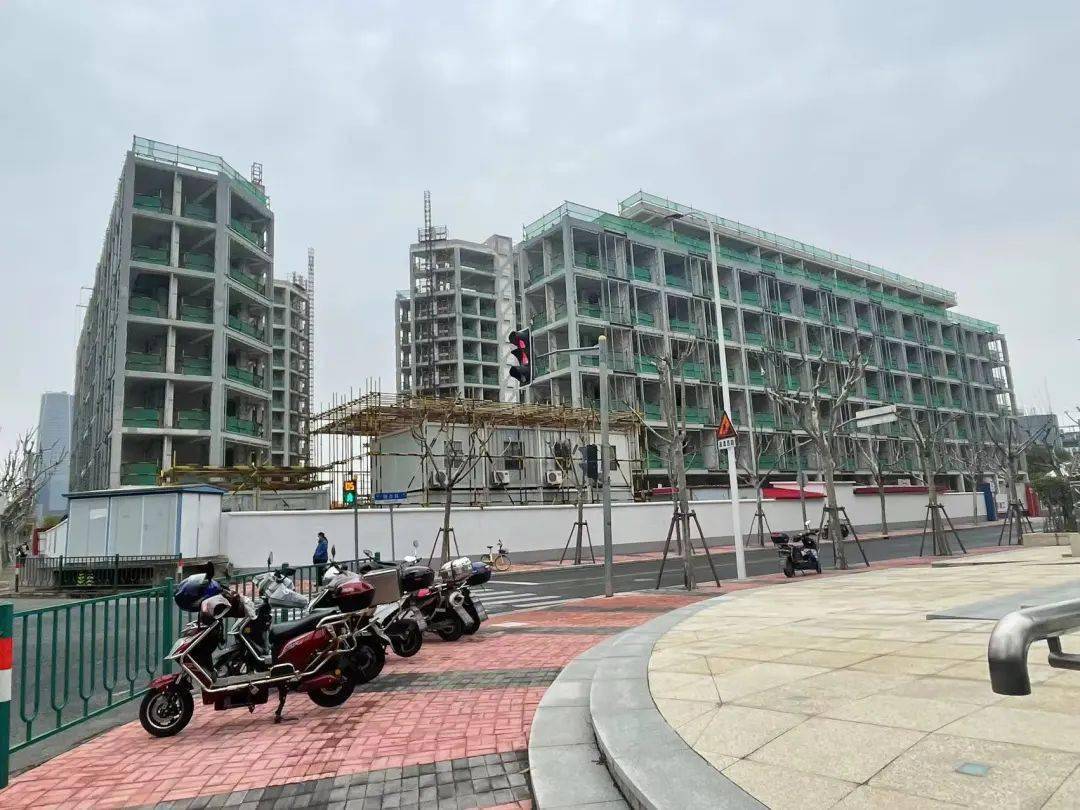 四人抢一套房，上海新房市场从头火起来了
