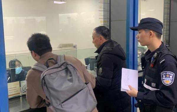 虑并提出让对方带着单位介绍信及银行转账记录和报警人一同到城郊派出所