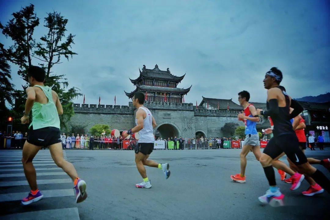 在奔驰中感触感染生命律动 | 都江堰做家眼中的马拉松……