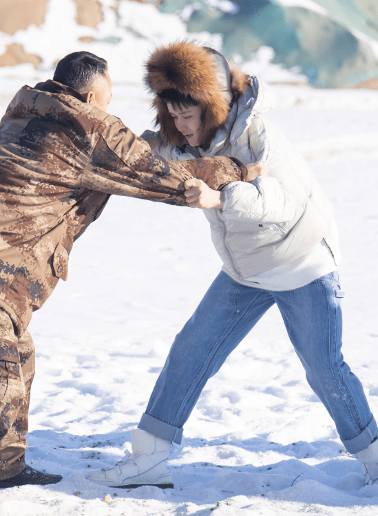 鹿晗邓超挨冻、摔跤还被浇水，敢折腾明星的综艺不多了吧