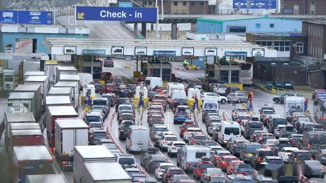 多佛大堵车，英国赴欧旅客滞留长达14个小时！英500万人下周接种新冠加强针...