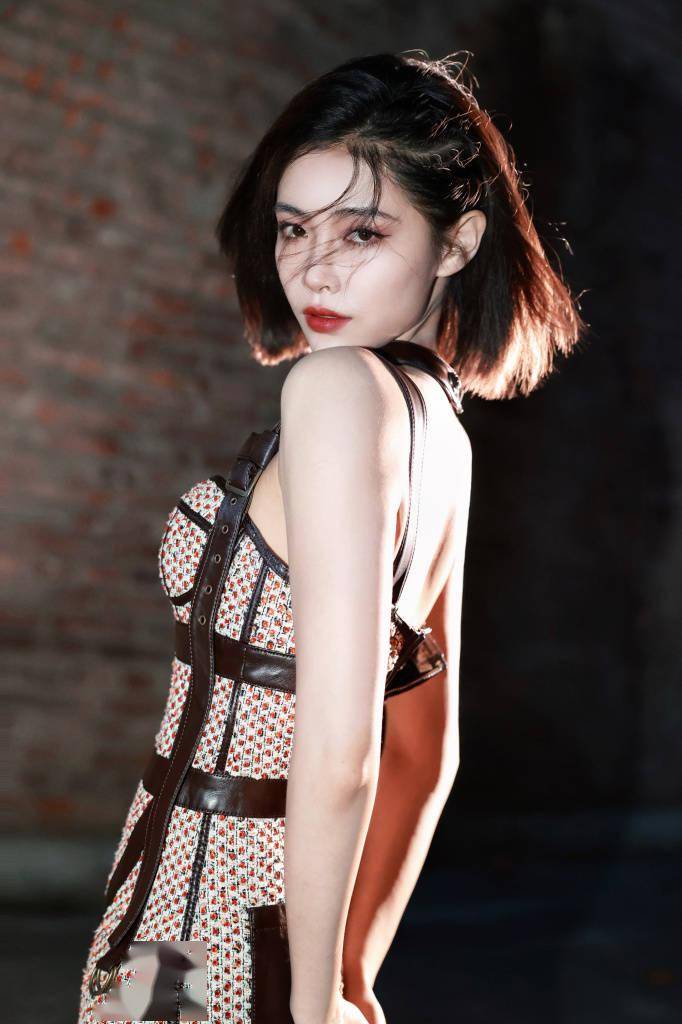 许佳琪出席2023PEL春决冠军之夜 发布拼接皮裙造型写真