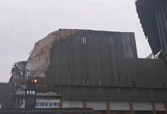 武汉一民房突发火灾，多人被困，2人送医抢救无效死亡
