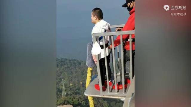 14岁儿子车祸去世妈妈蹦极时痛哭，毫不犹豫跳下蹦极台：妈想你了