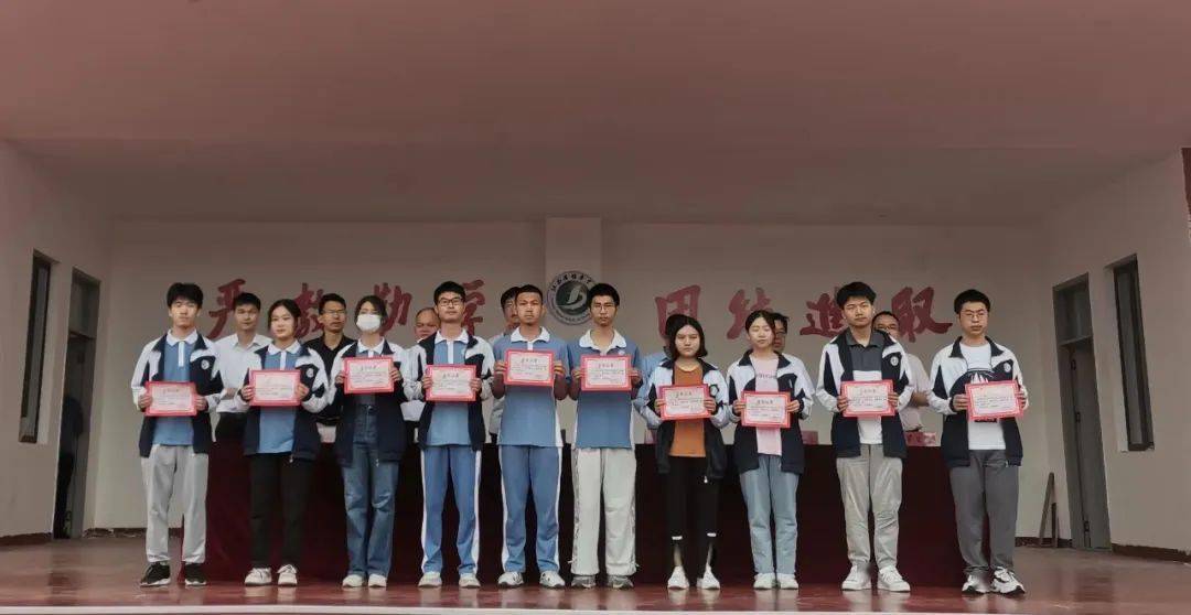 信丰中学召开2023届高三年级市适应性考试总结表彰大会