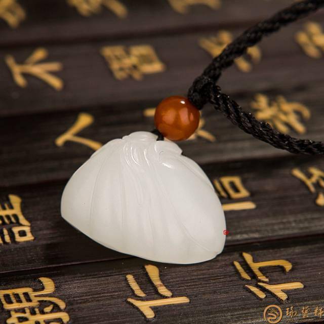 你知道和田玉挂件都用深色的挂绳的原因吗？