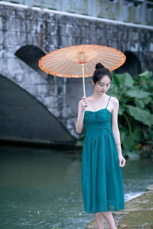 爱游戏平台吊带连衣裙这样穿高级感满满让你尽显清新淡雅的时尚风采(图9)