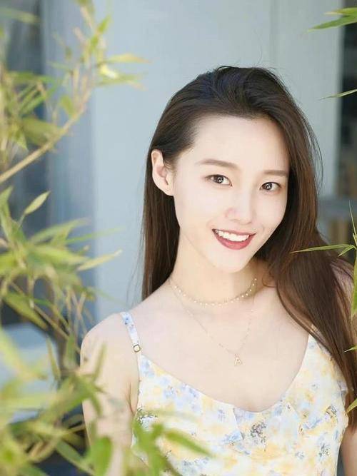 爱游戏平台吊带连衣裙这样穿高级感满满让你尽显清新淡雅的时尚风采(图8)