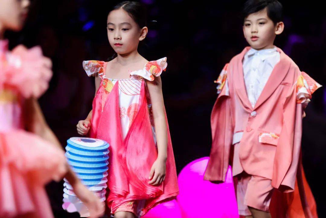 bsport体育CINDY WEI ZHANG STUDIO │ KIDS 2023中国国际时装周童装系列：《花灯(图2)