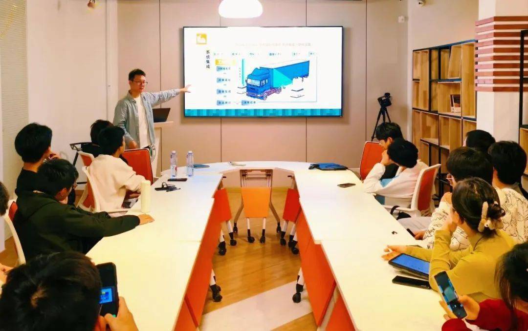 大学生创业教育工作室举行新生创新创业专题工作坊