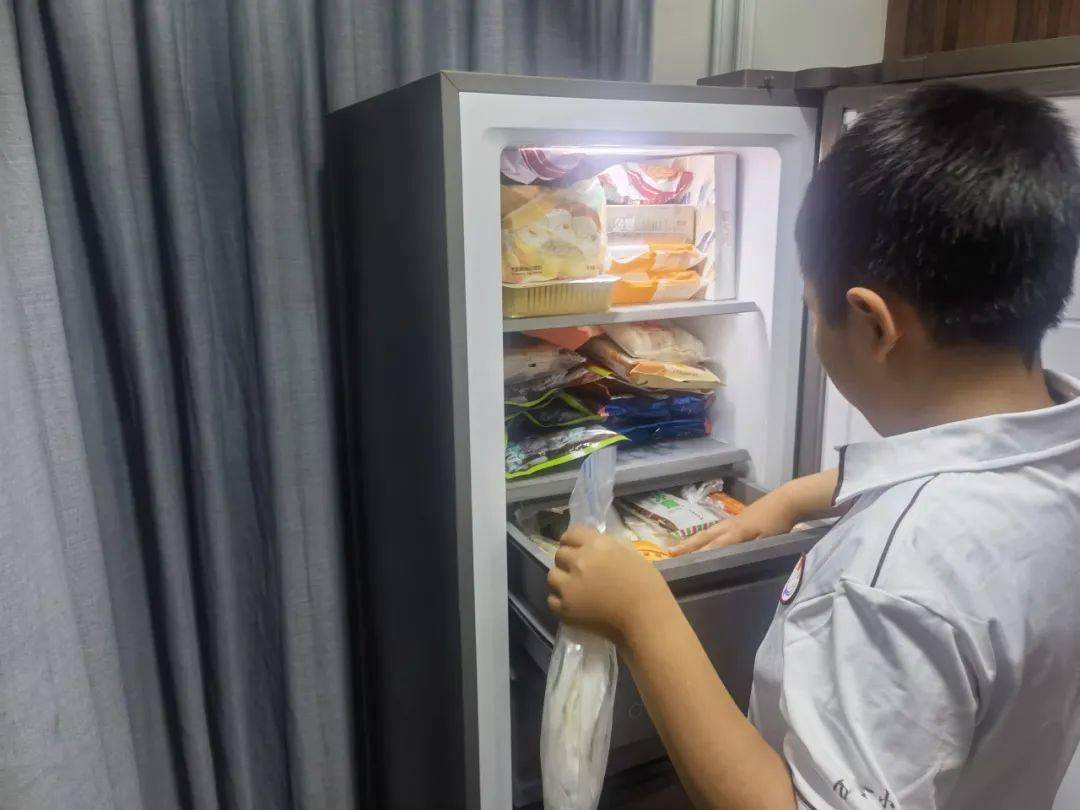 ，瞧，和美少年们化身小小整理师，在家长们的帮助下整理冰箱分类收纳。在寒冷的冬天，来一碗热气腾腾的粥、煲一锅暖暖的热汤，是不是很赞呢？
