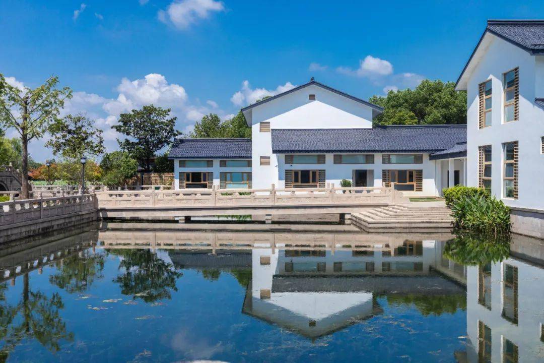 七溪流水皆通海，十里青山半入城。江南福地常熟...