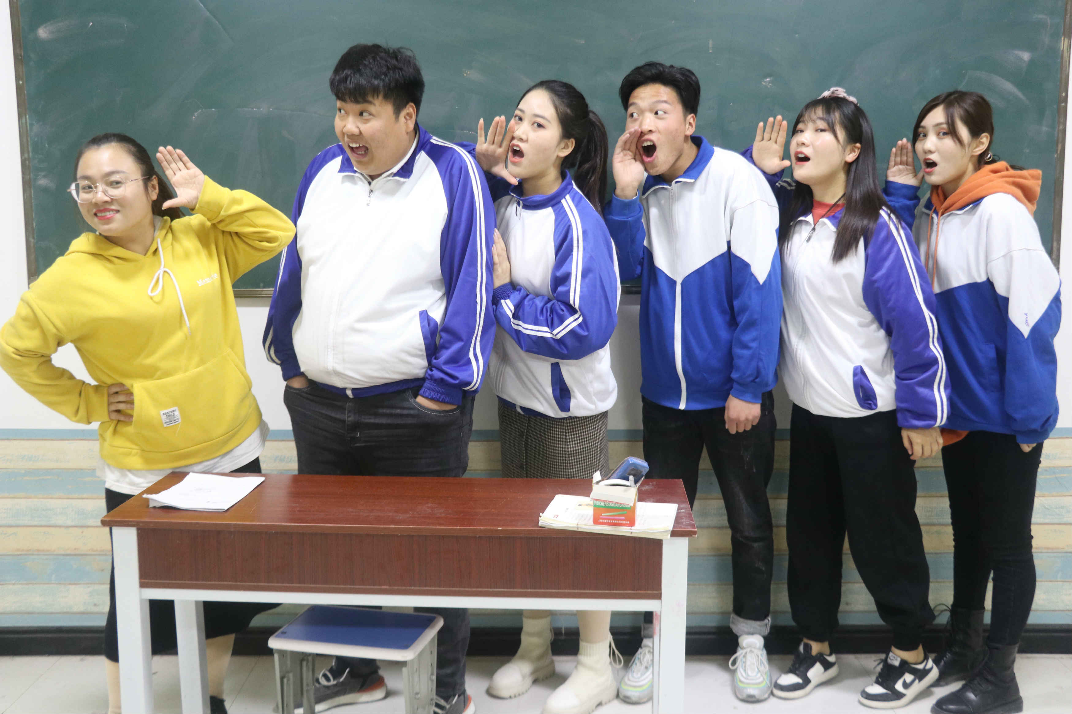 老师让学生帮忙传话下午考试不料传着传着竟变了味太有趣了