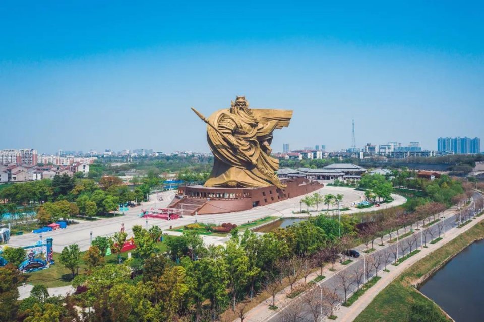 大きすぎる」関羽像解体 中国、大きすぎる55億円の「無駄遣い