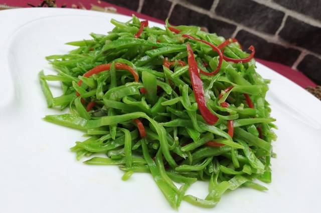 这样清炒扁豆丝 清香淡雅 爱吃素菜的朋友一定会喜欢
