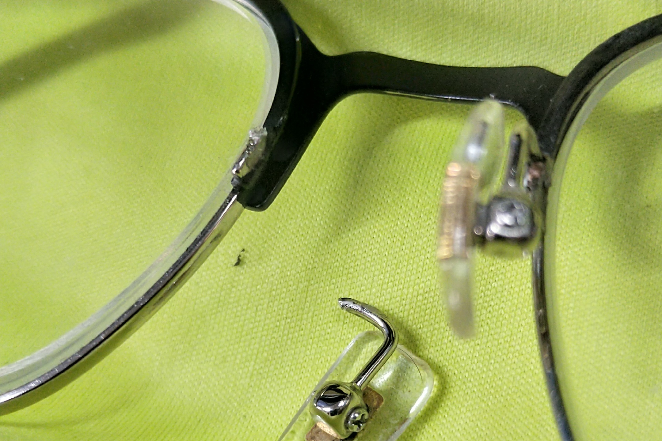 眼镜鼻托支架断了采取激光焊接维修