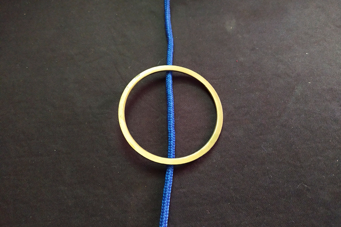 绳结魔术铜环是怎样从捆绑的绳子中穿越而出的你看懂了吗