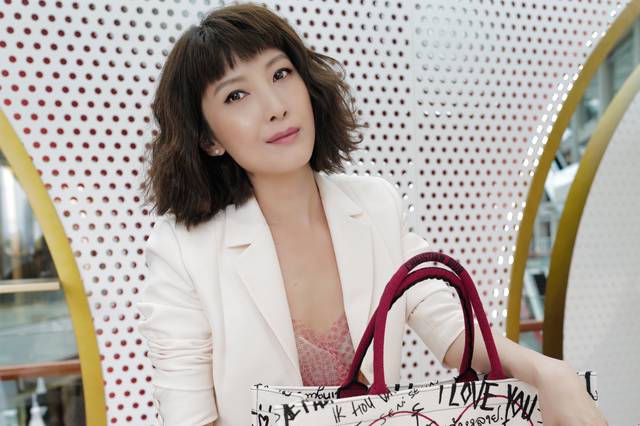 欧萱出席迪奥amour 新加坡展示店
