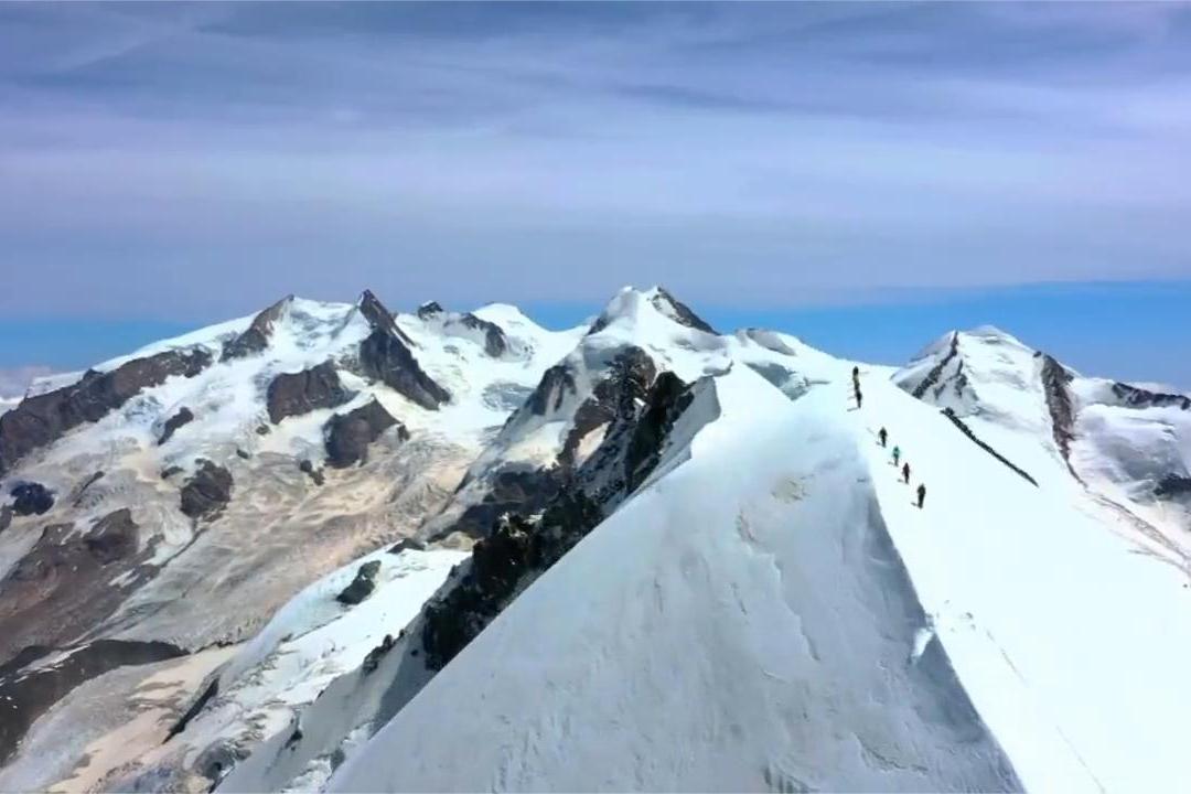 冰雪覆盖的高山